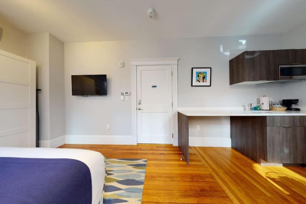 A Stylish Stay W/ A Queen Bed, Heated Floors.. #22 Brookline Exterior photo