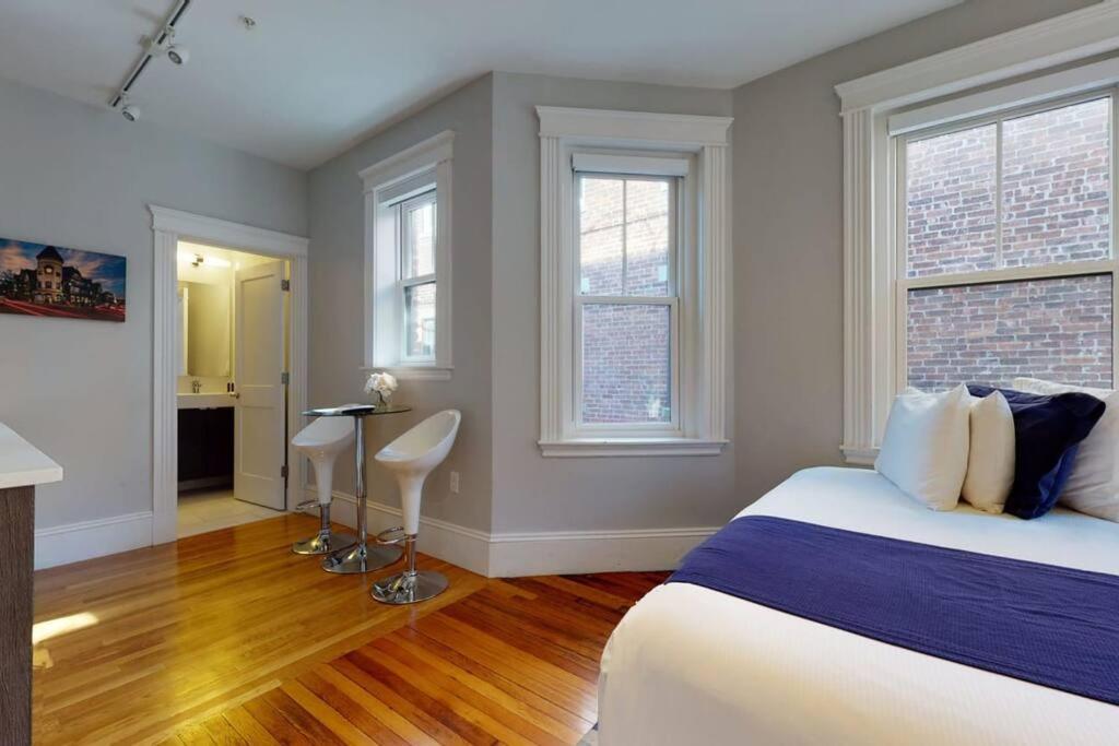 A Stylish Stay W/ A Queen Bed, Heated Floors.. #22 Brookline Exterior photo