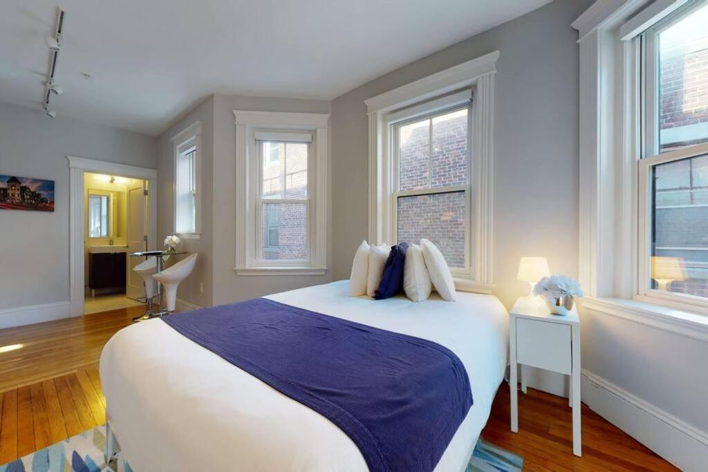 A Stylish Stay W/ A Queen Bed, Heated Floors.. #22 Brookline Exterior photo