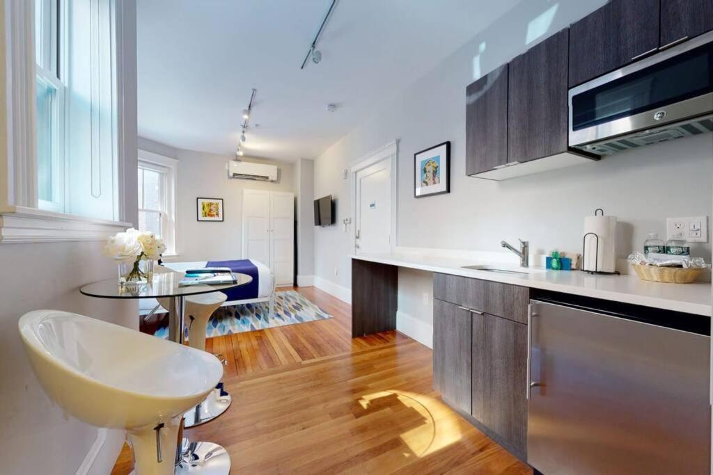 A Stylish Stay W/ A Queen Bed, Heated Floors.. #22 Brookline Exterior photo