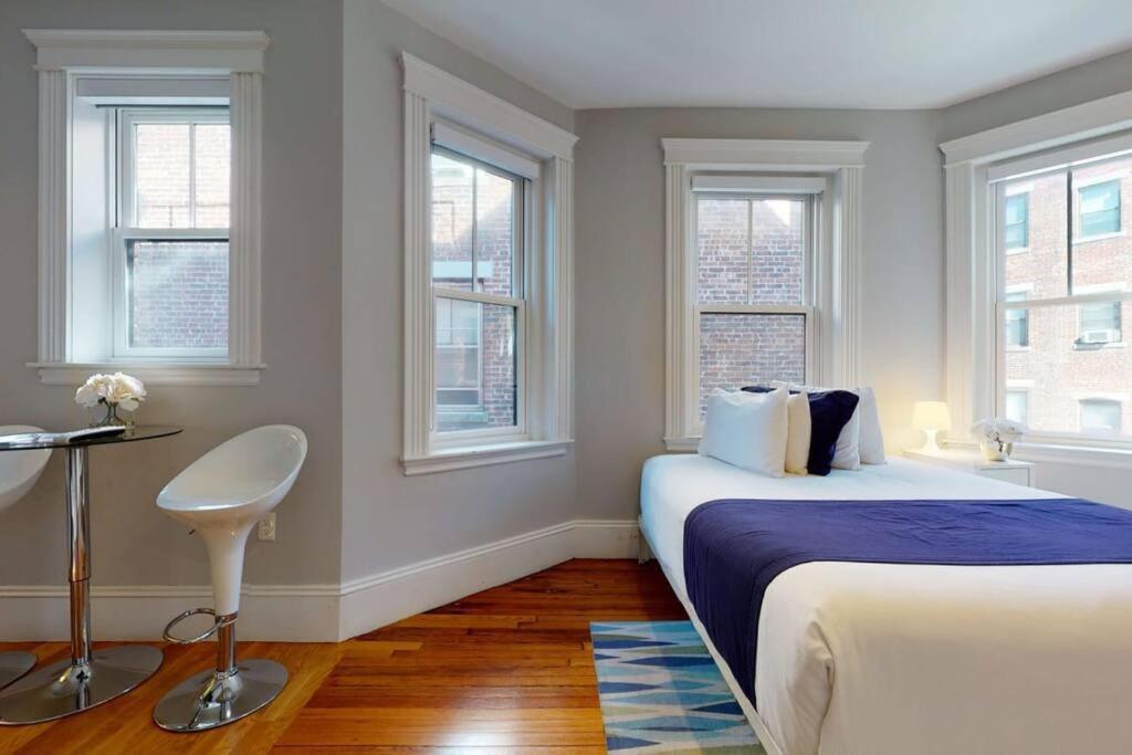 A Stylish Stay W/ A Queen Bed, Heated Floors.. #22 Brookline Exterior photo