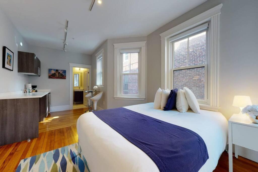 A Stylish Stay W/ A Queen Bed, Heated Floors.. #22 Brookline Exterior photo