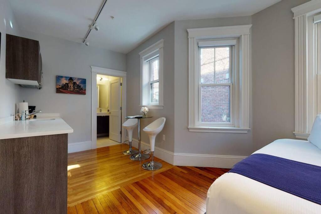 A Stylish Stay W/ A Queen Bed, Heated Floors.. #22 Brookline Exterior photo