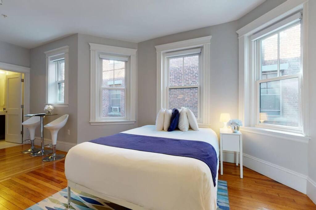 A Stylish Stay W/ A Queen Bed, Heated Floors.. #22 Brookline Exterior photo