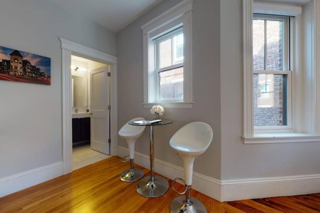 A Stylish Stay W/ A Queen Bed, Heated Floors.. #22 Brookline Exterior photo